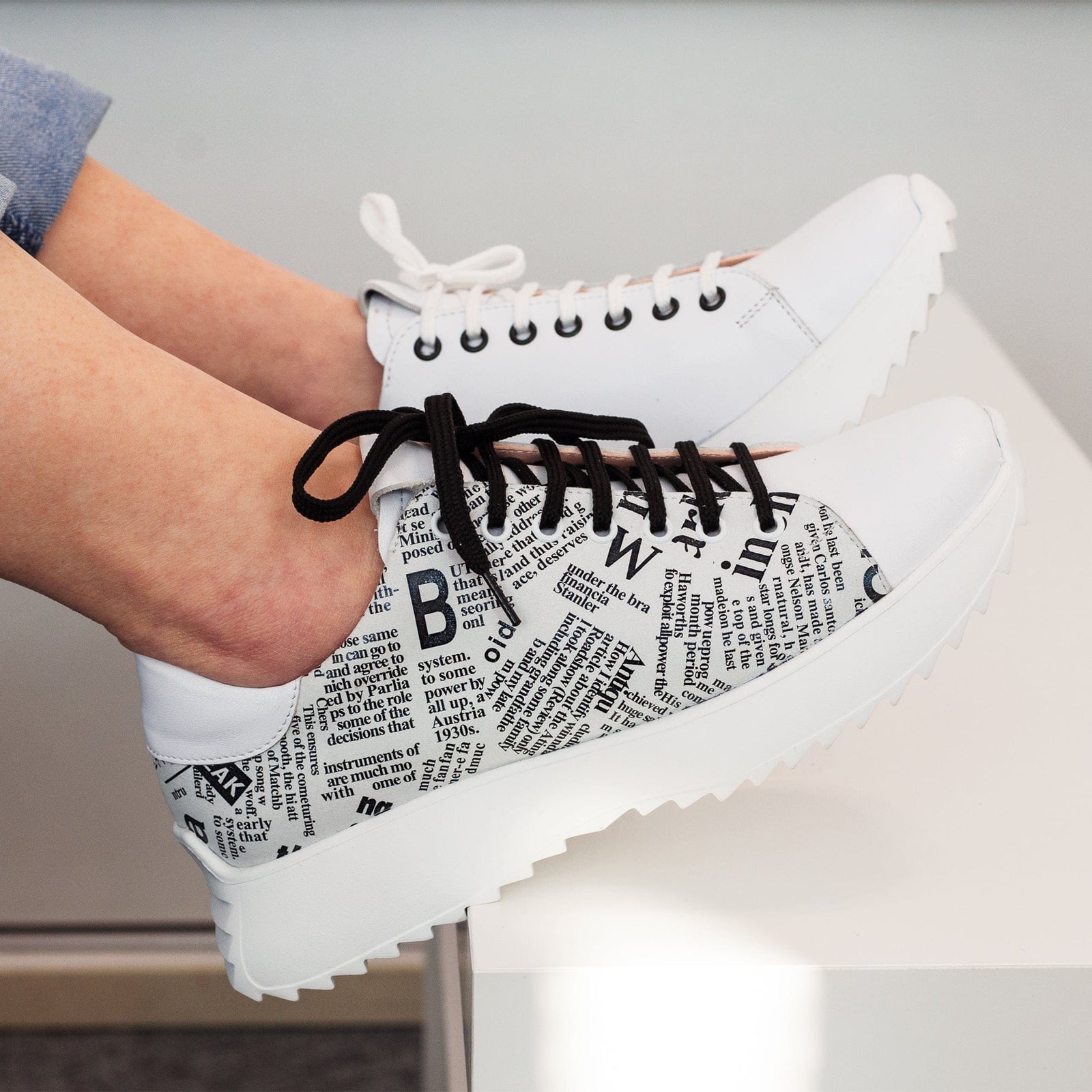 Pantofi dama din piele naturala cu print ziar Zuma – Pantofi Diane
